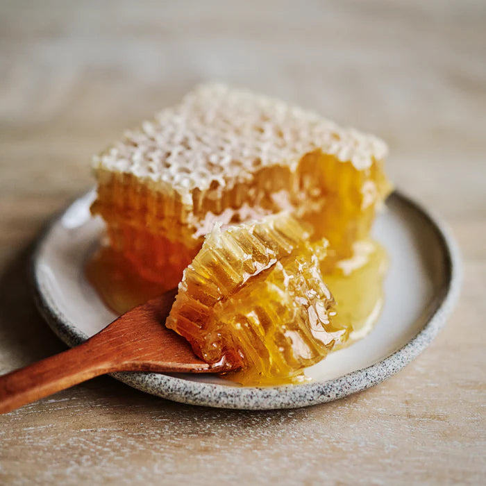 Les particularités et propriétés essentielles du miel en rayon