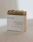 Le savon bergamote + chanvre avec son étiquette de l'entreprise Blanc Savonnerie.
