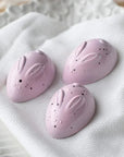 Trio de lapins en chocolat à la framboise.