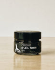 Crème d'ail noir d'ail en noir et blanc