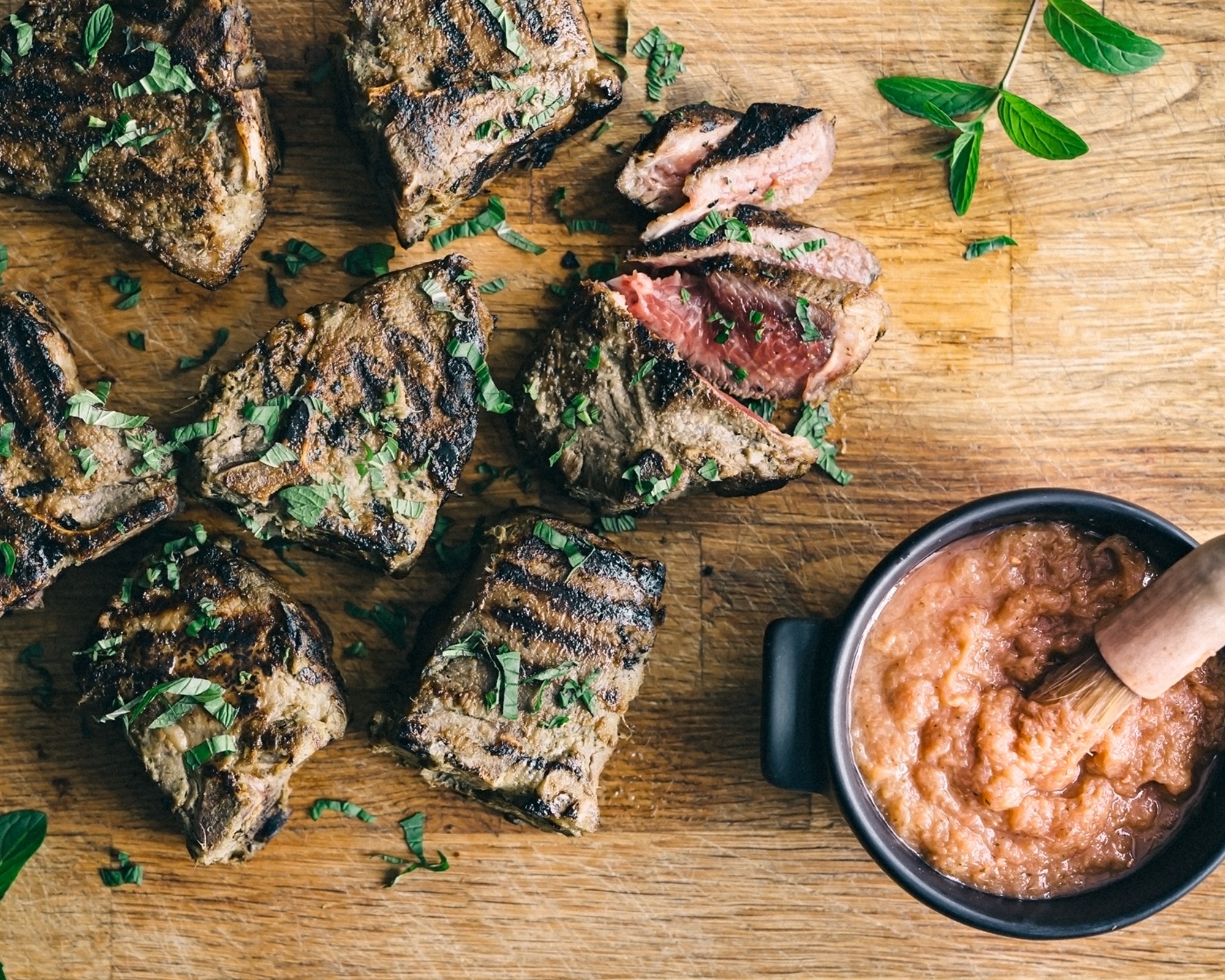 Côtelettes d’agneau, marinade aigre-douce à la rhubarbe
