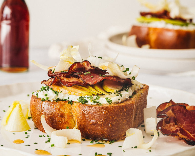 Pain brioché doré, fromage de chèvre, poires et chips de coppa