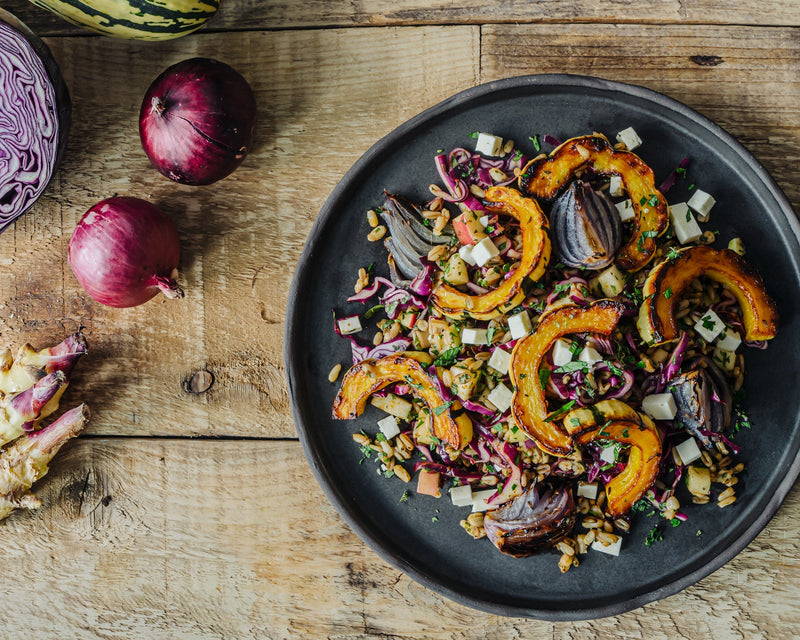 Salade de courge délicata, d’oignons caramélisés et d’amandes d’avoine