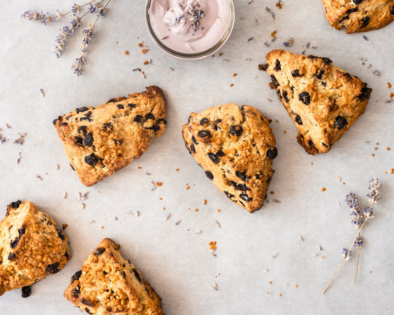 Scones au cassis, lavande et mélilot