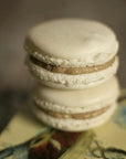 Macarons au foie gras et prunes épicées