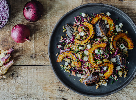 Salade de courge délicata, d’oignons caramélisés et d’amandes d’avoine