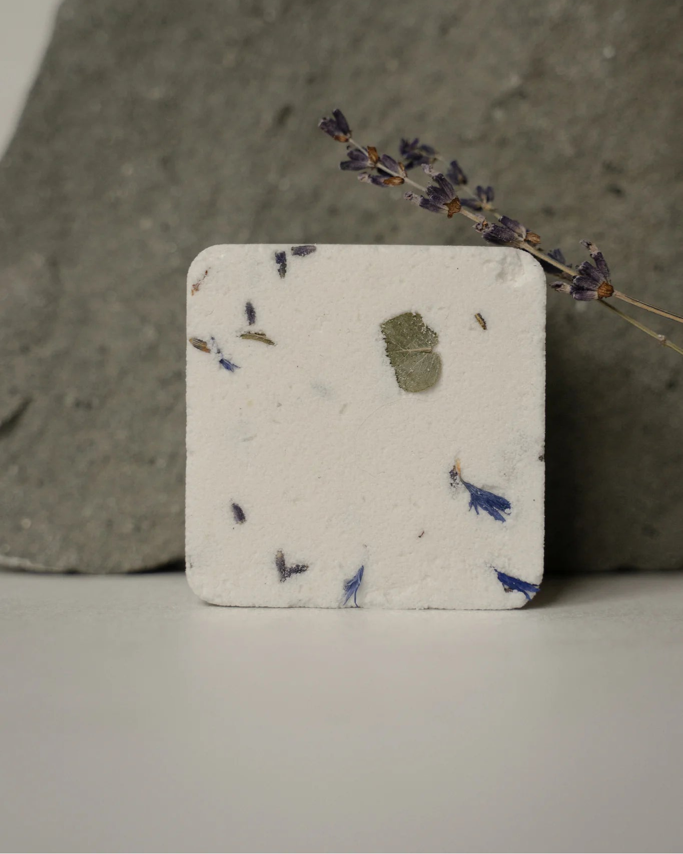 blanc-bombe-bain-lavande-eucalyptus