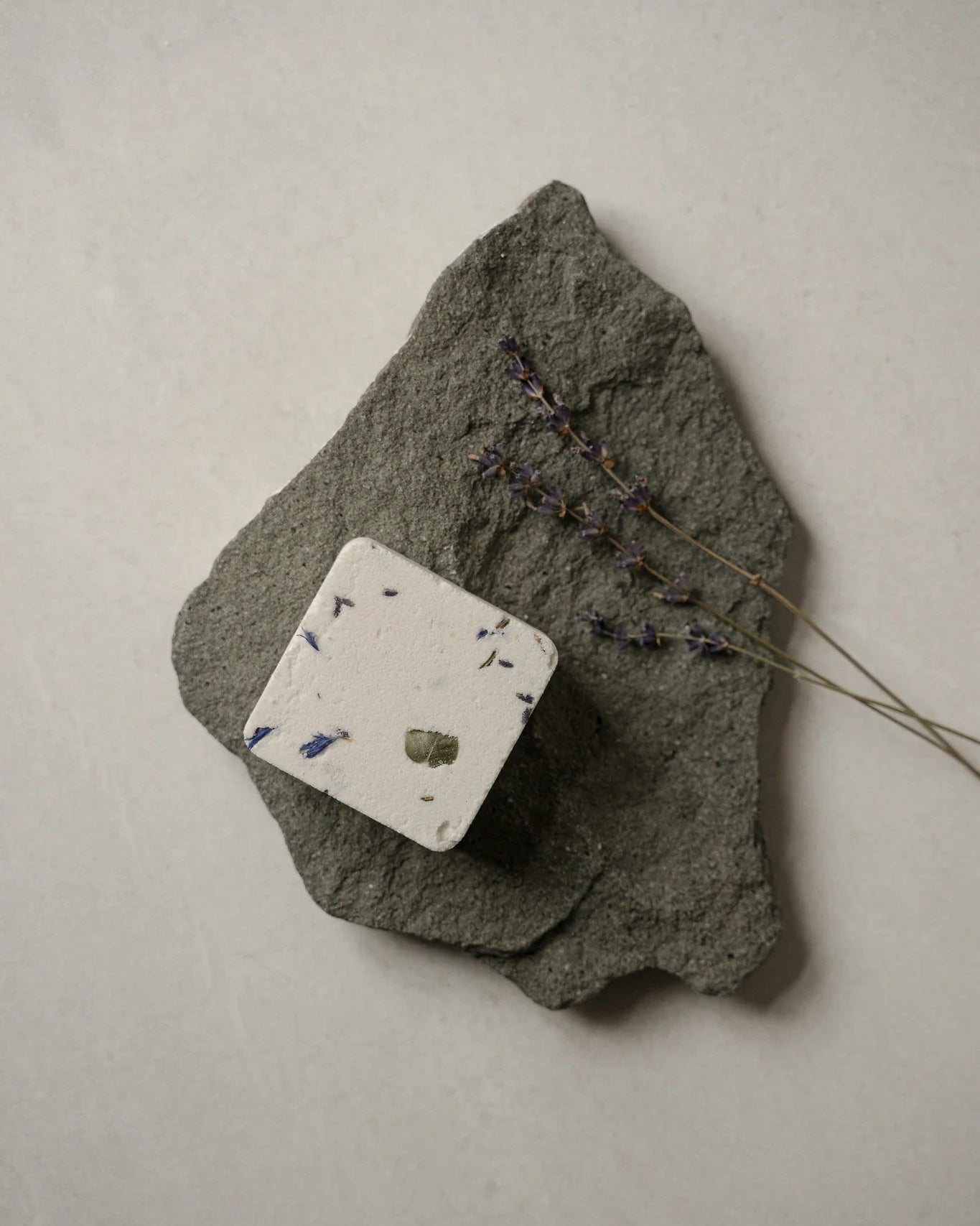 blanc-savonnerie-bombe-bain-lavande-eucalyptus-haut