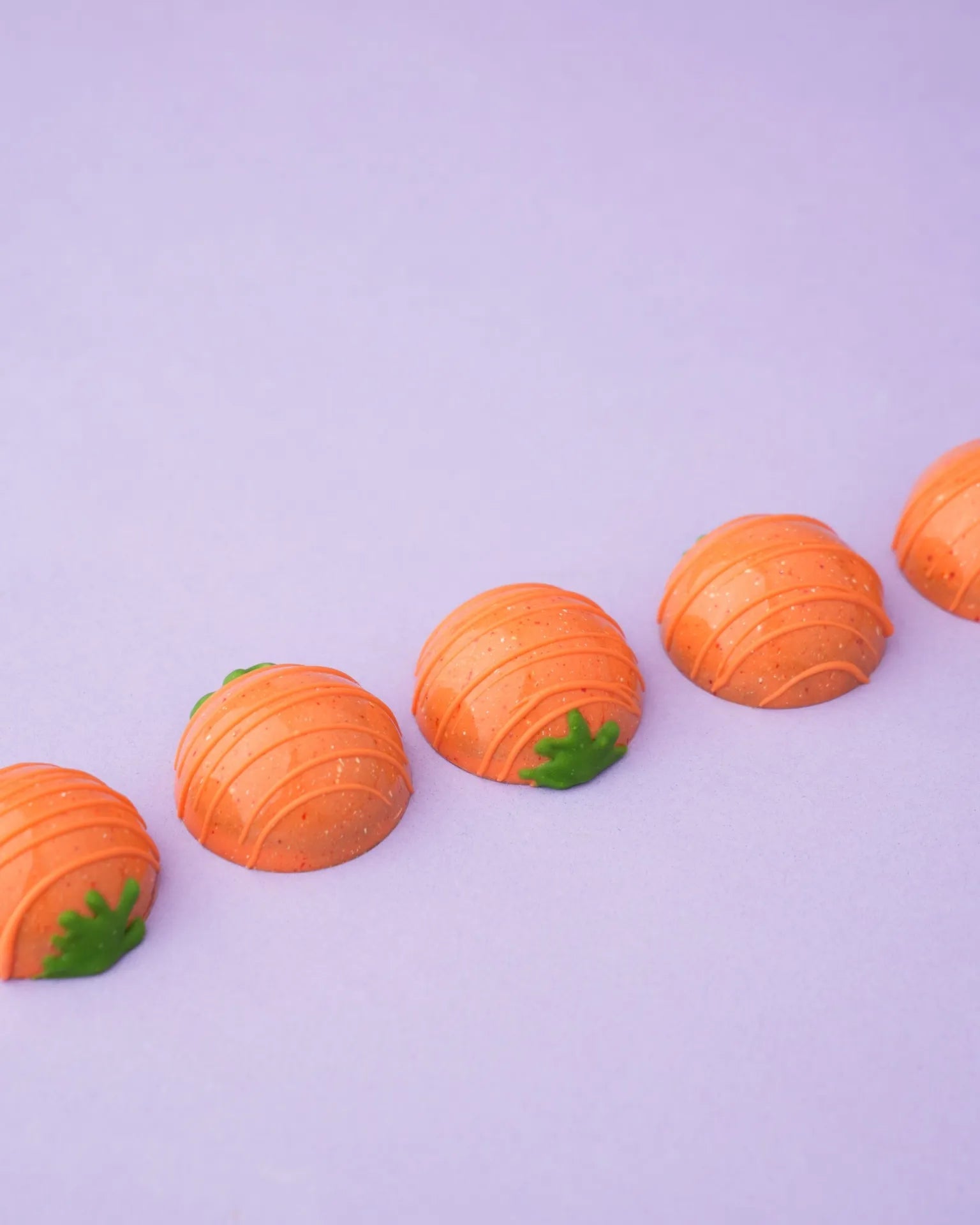 Une rangée de carottes en chocolat.