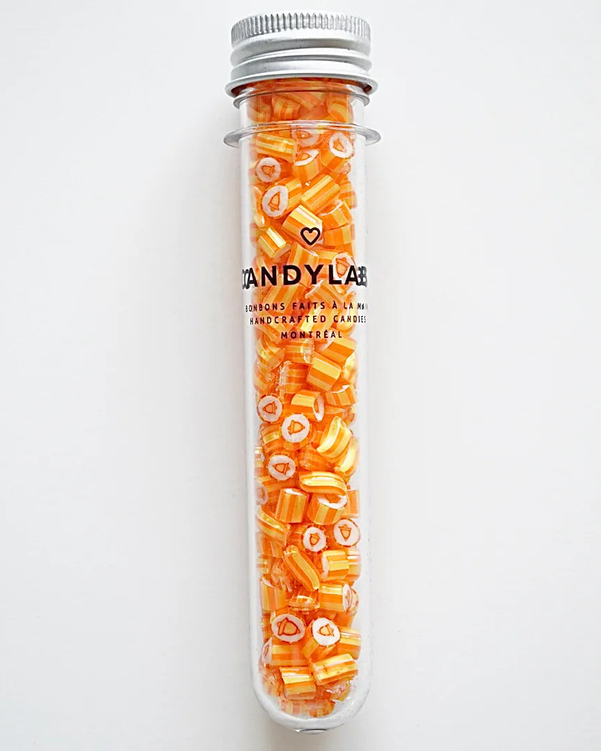 Une éprouvette de bonbon au mangue de Candy Labs.