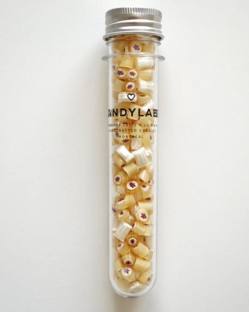 Une éprouvette de bonbon à la noix de coco de Candy Labs.