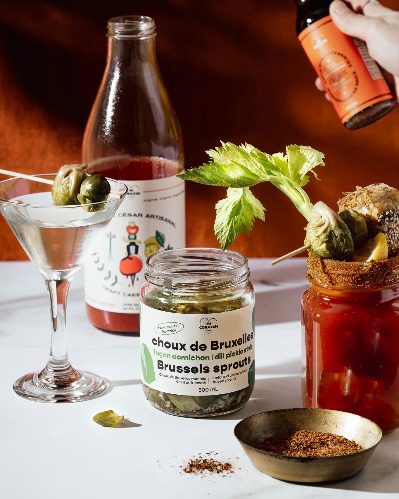 Un pot de choux de bruxelles façon cornichon dans un décor d'apéro.