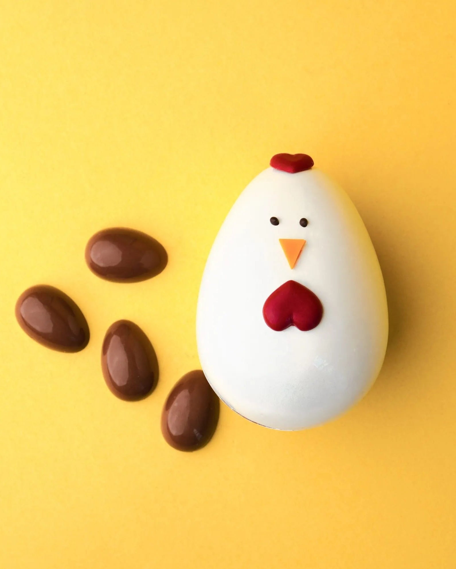 Une poule et des petits oeufs en chocolat de Choco Chocolat.