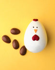 Une poule et des petits oeufs en chocolat de Choco Chocolat.