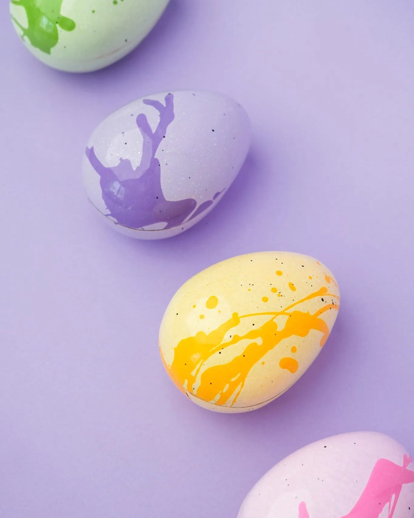 Coco de Pâques en chocolat de couleurs printanières.