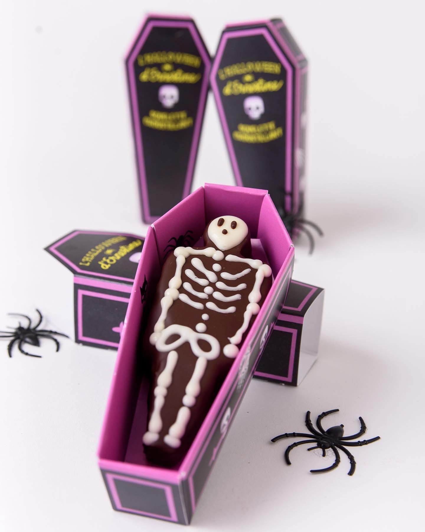 Le squelette croustillant d'Ernestine dans son cercueil.