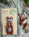 Lapinou en chocolat de Fays dans son emballage et un autre coupé en trois pour voir l'intérieur.