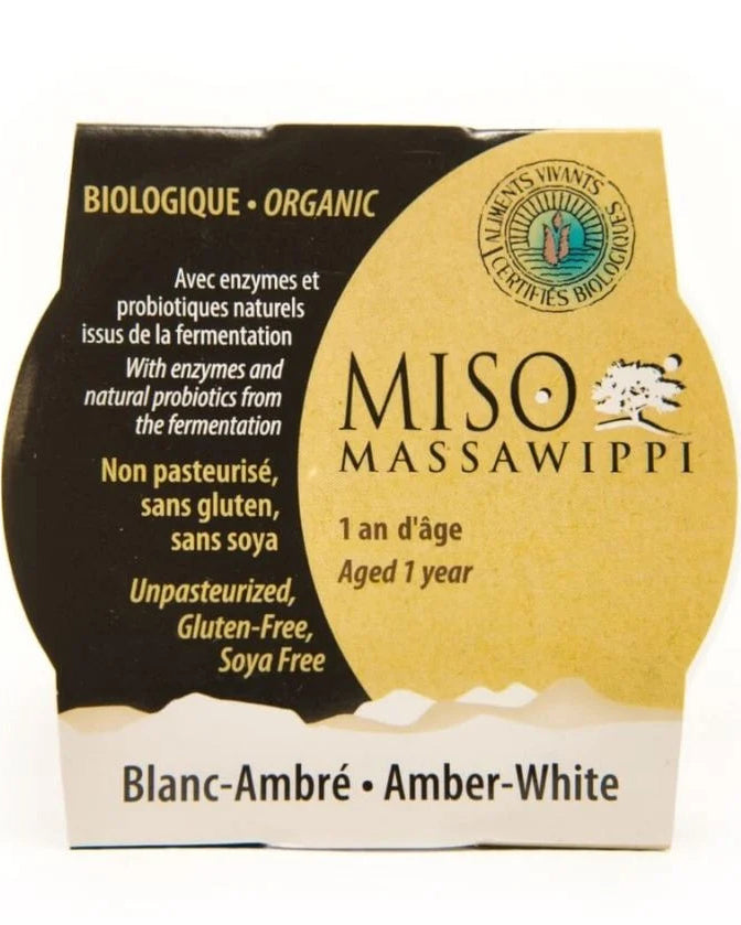 Un contenant de miso blanc-ambré de l'entreprise Les Aliments Massawippi.