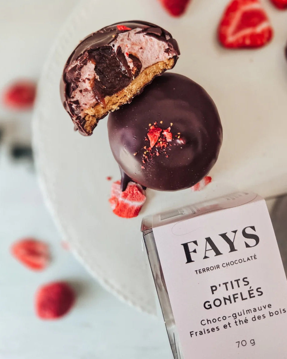 On peut voir l'intérieur d'un petit gonflé fraises et thé des bois avec son emballage.