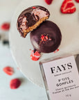 On peut voir l'intérieur d'un petit gonflé fraises et thé des bois avec son emballage.