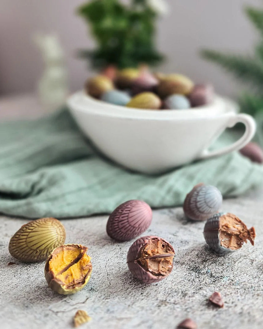 Des petits oeufs gourmands de Fays dans lesquels une bouchée a été prise.