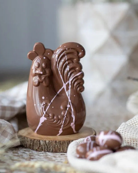 Une poulette en chocolat au lait.