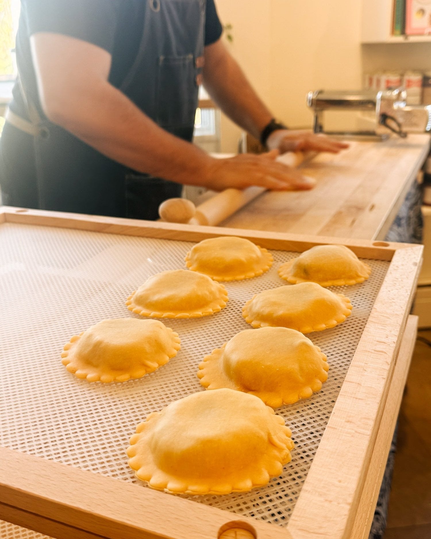 raviolo-al-uovo-preparation-azul-cuisine