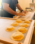 raviolo-al-uovo-preparation-azul-cuisine