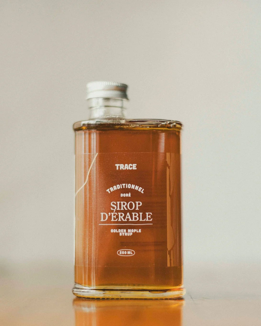 Un pot de sirop d'érable pur doré de l'entreprise Trace - Érable & Territoire.