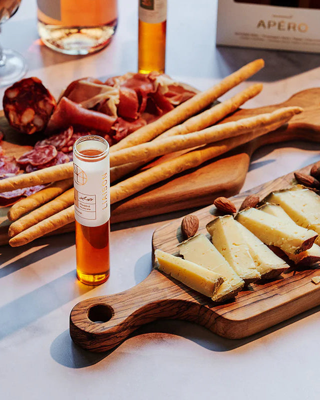 Une table préparé pour l'apéro mettant en valeur le miel de l'entreprise Miels Liaison.