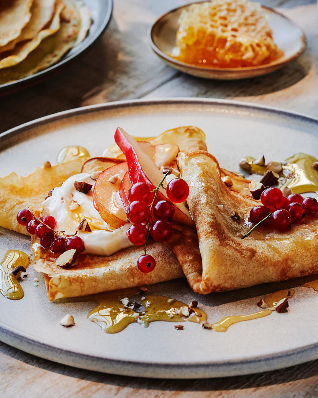 Une assiette de crêpes qui mets en valeur le miel de l'entreprise Miels Liaison.