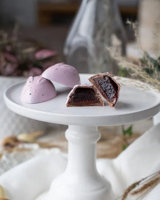 Trio de lapins en chocolat à la framboise dont on voit l'intérieur.