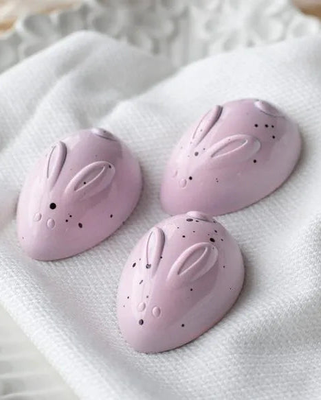 Trio de lapins en chocolat à la framboise.