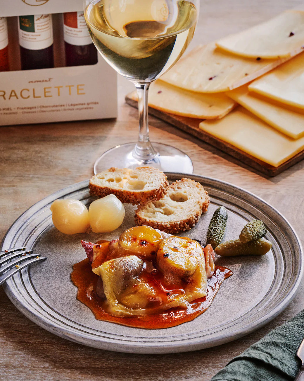 Le portrait d'une assiette de raclette mettant en valeur le miel de l'entreprise Miels Liaison.